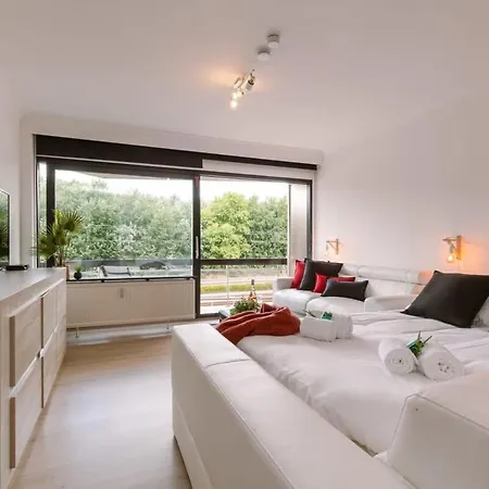 아파트 Huswell - Modern With Balcony Near The