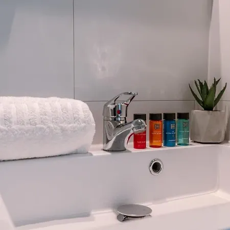 Huswell - Modern With Balcony Near The