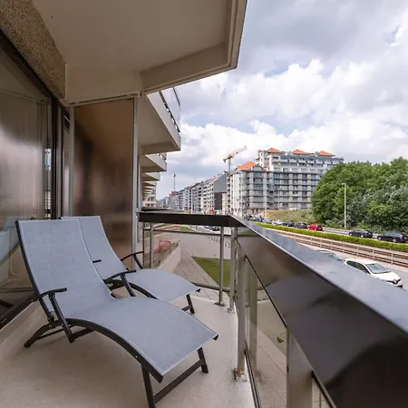 아파트 Huswell - Modern With Balcony Near The
