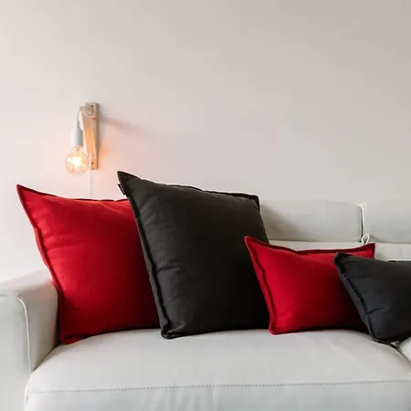 Huswell - Modern With Balcony Near The